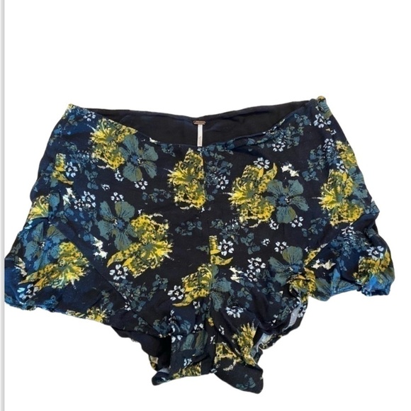 Free People Pants - Free people Fiona shorts size (8) medium
